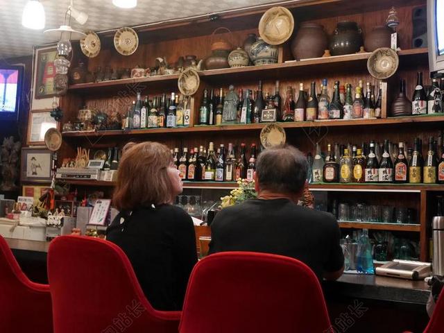 人放松酒吧里的夫妻背景图片