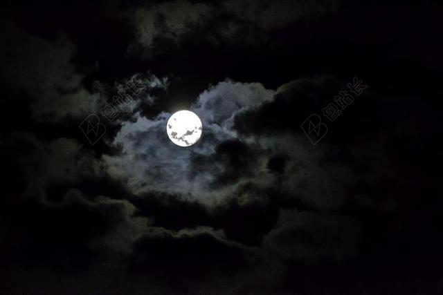 自然夜空中的月亮和云朵背景图片