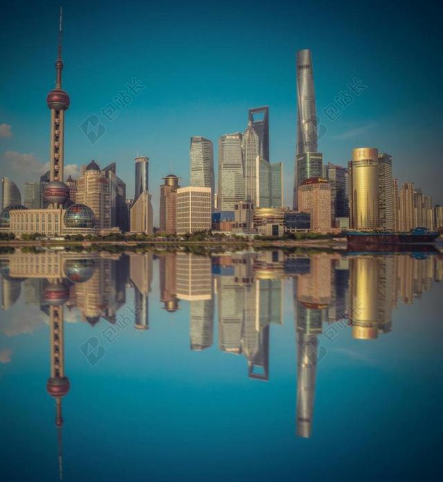 城市景色现代的上海都市和倒影背景图片