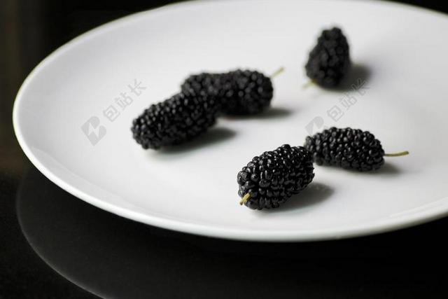 水果 桑葚 树莓 摆盘 黑 白