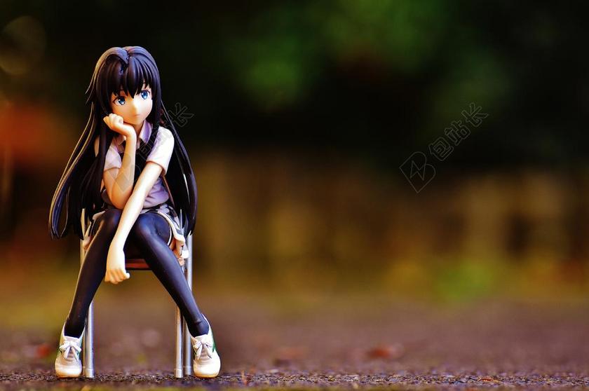 动漫人物女孩坐着背景图片