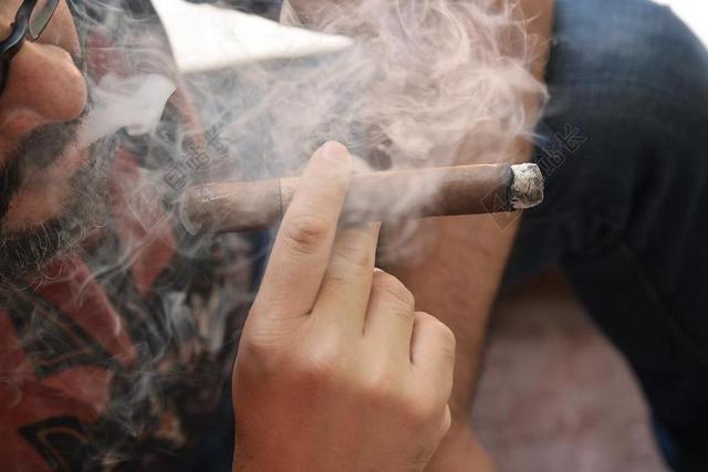 广告时尚抽大烟的人背景图片