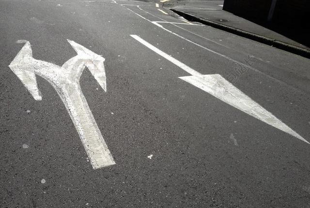 交通马路上白色路标箭头背景图片