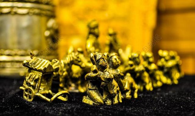 金色古老象棋背景图片