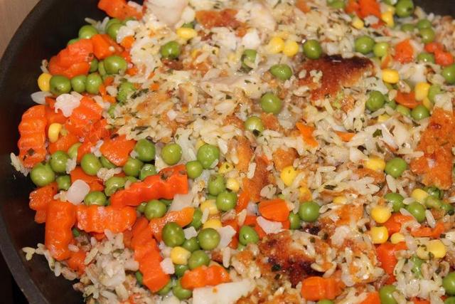 西班牙海鲜饭 吃 炒行动 厨师 主菜 美味 大量 根 豌豆