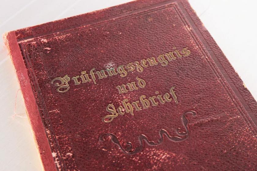 广告时尚羊皮书籍背景图片