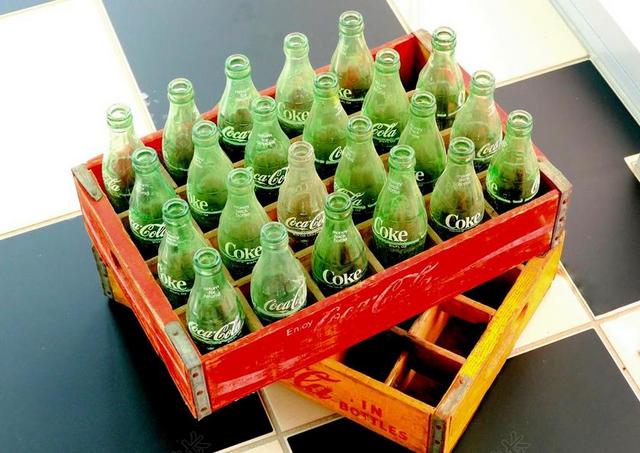 物品绿色的可乐玻璃瓶背景图片
