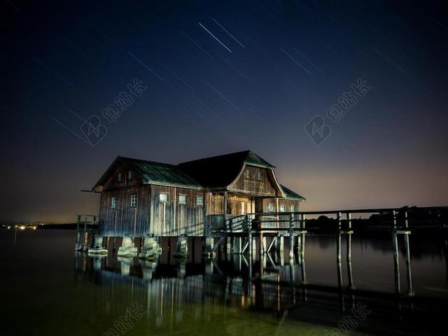 摄影唯美流星之下的建筑背景图片