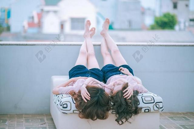 摄影简约躺着的妇女背景图片