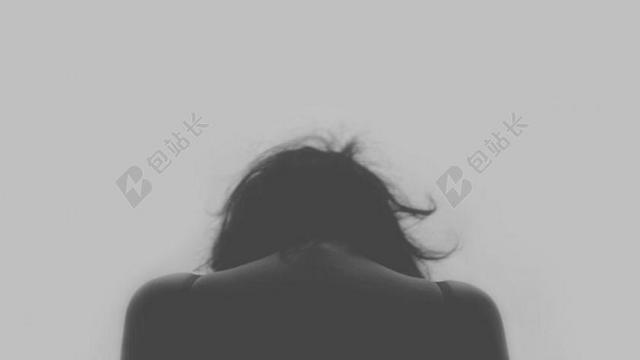 黑色女性背影伤心郁闷背景图片