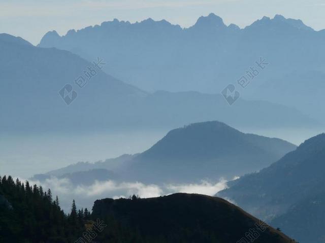 摄影唯美云层笼盖山脉背景图片