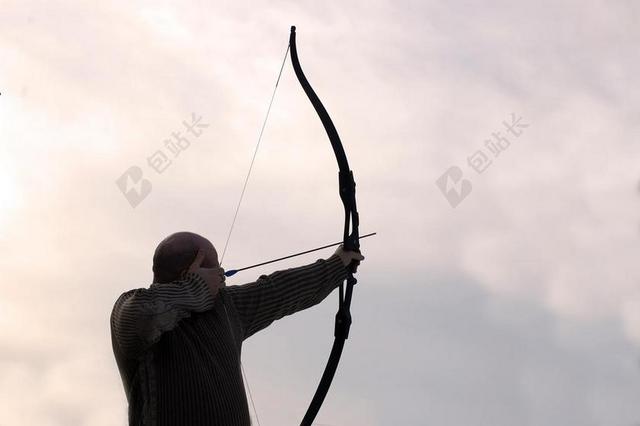 人特写射箭的男人背景图片