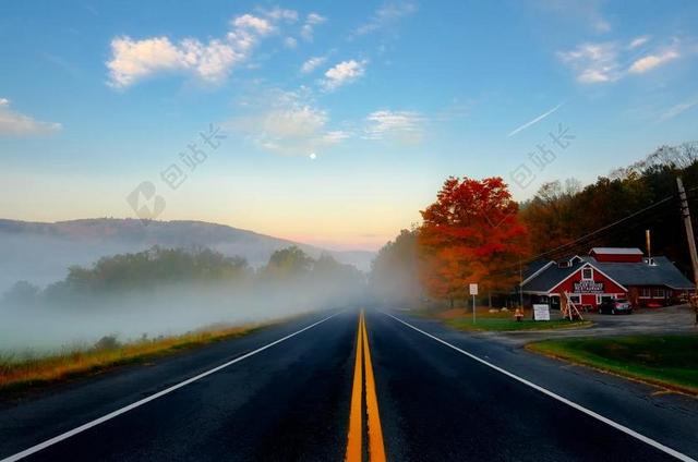 摄影唯美公路浓雾背景图片