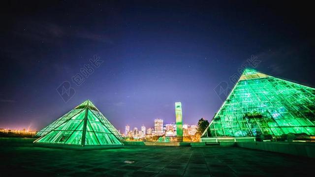 建筑现代绿色的玻璃金字塔背景图片