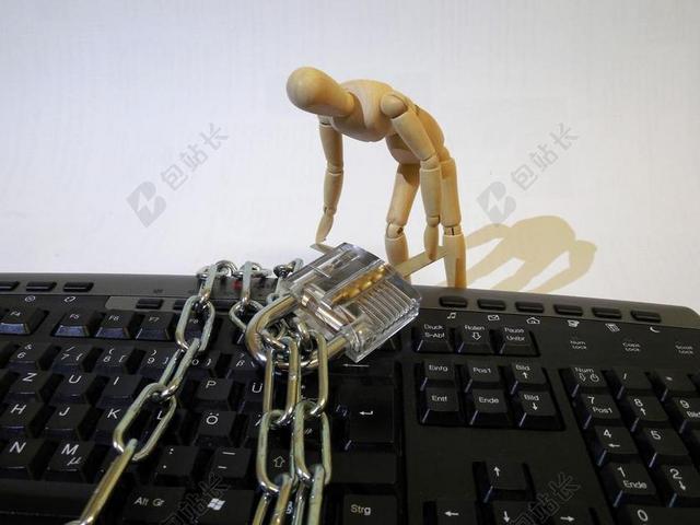 玩具黑色的键盘和木头玩偶背景图片