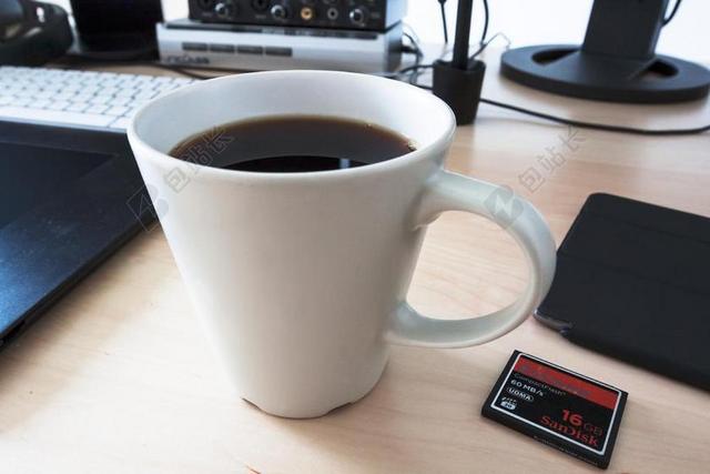 物品白色的咖啡杯和黑色数据库背景图片