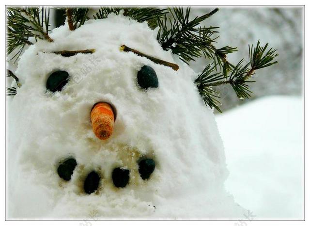 户外可爱白色的雪人背景图片