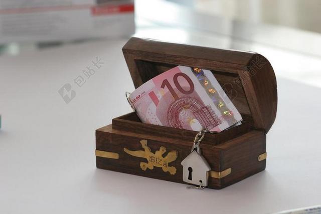 棕色金融纹理棕色木盒中的钞票背景图片