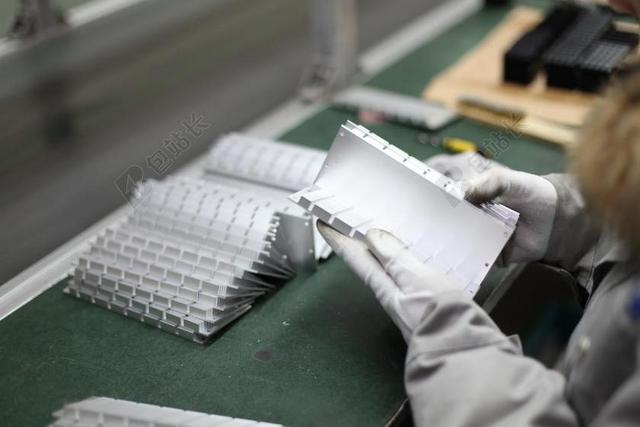 车间 操作工人 铝零件