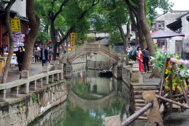 建筑中传统的水乡拱桥背景图片