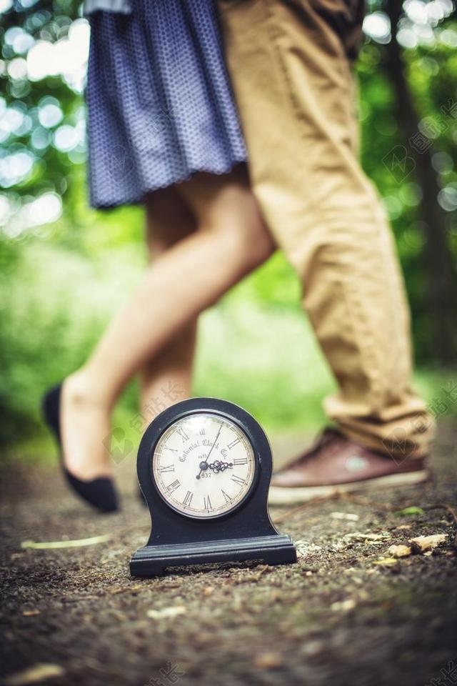 时间机器 老同学的手表 夫妇   关系 复古风格 拥抱 异性恋