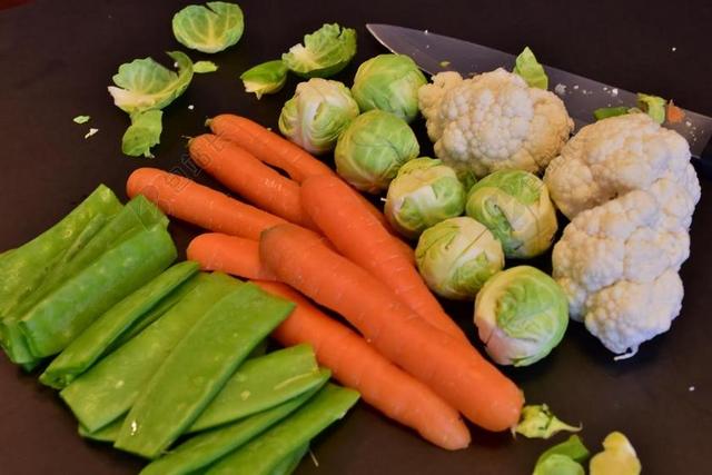 蔬菜 原料 红萝卜 菜花 豆类 布鲁塞尔豆芽 切 删除 厨师