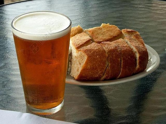 面包 啤酒 食品 饮料 酒精 小吃 餐 板 杯 填充