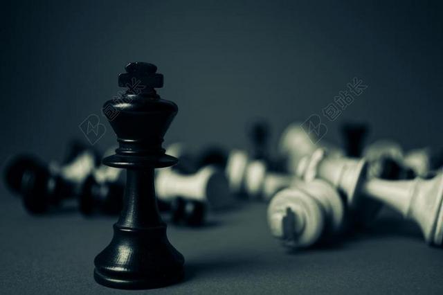 物品特写黑色的国王棋子和倒下的棋子背景图片