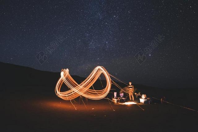 夜晚的天空绚丽的线条背景图片