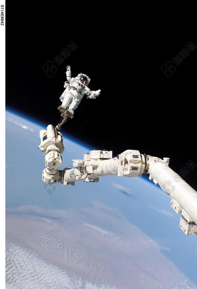 人太空中的宇航员和机械臂背景图片