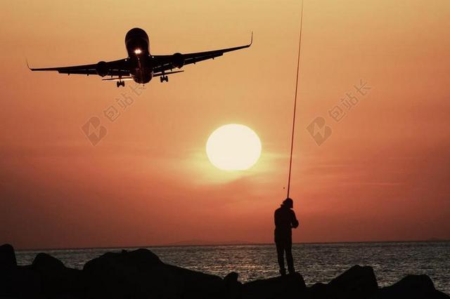 航天航空夕阳下低飞背景图片