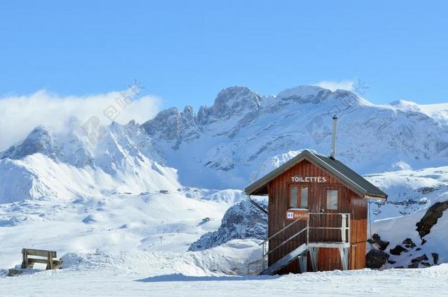 旅游清新雪山度假背景图片