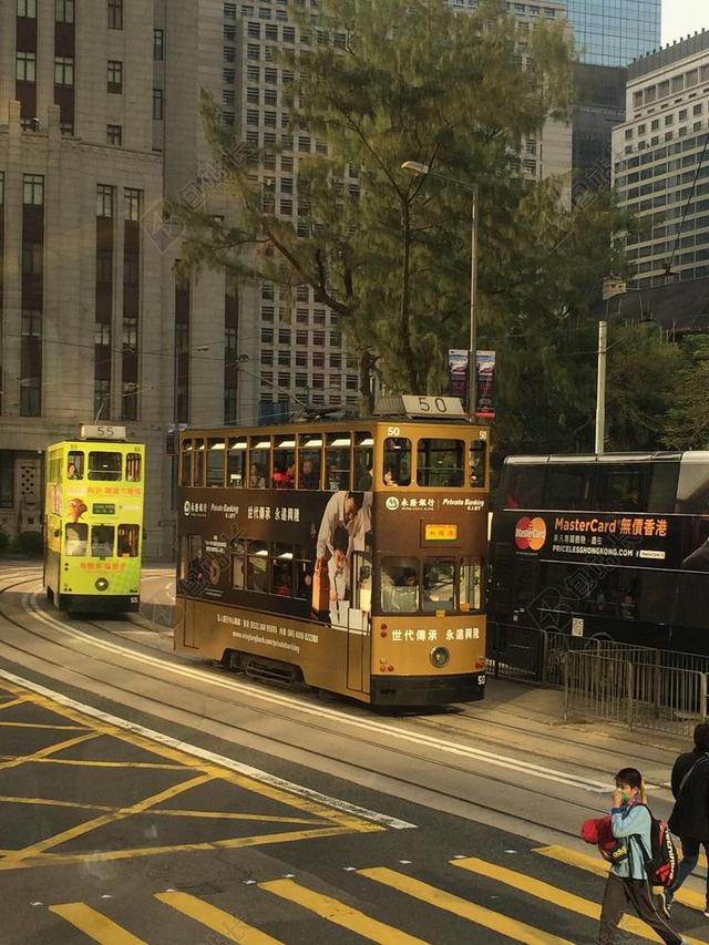 汽车街头的旅游巴士背景图片