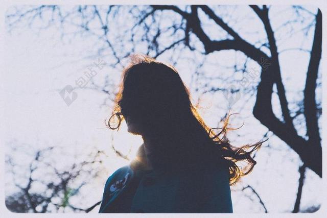 摄影唯美阳光下的女孩背景图片