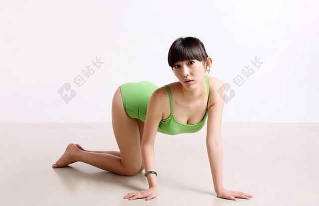 健身室内瑜伽女子背景图片
