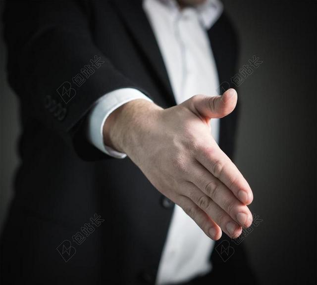 商务人士举起手与对方握手合作手势背景图片