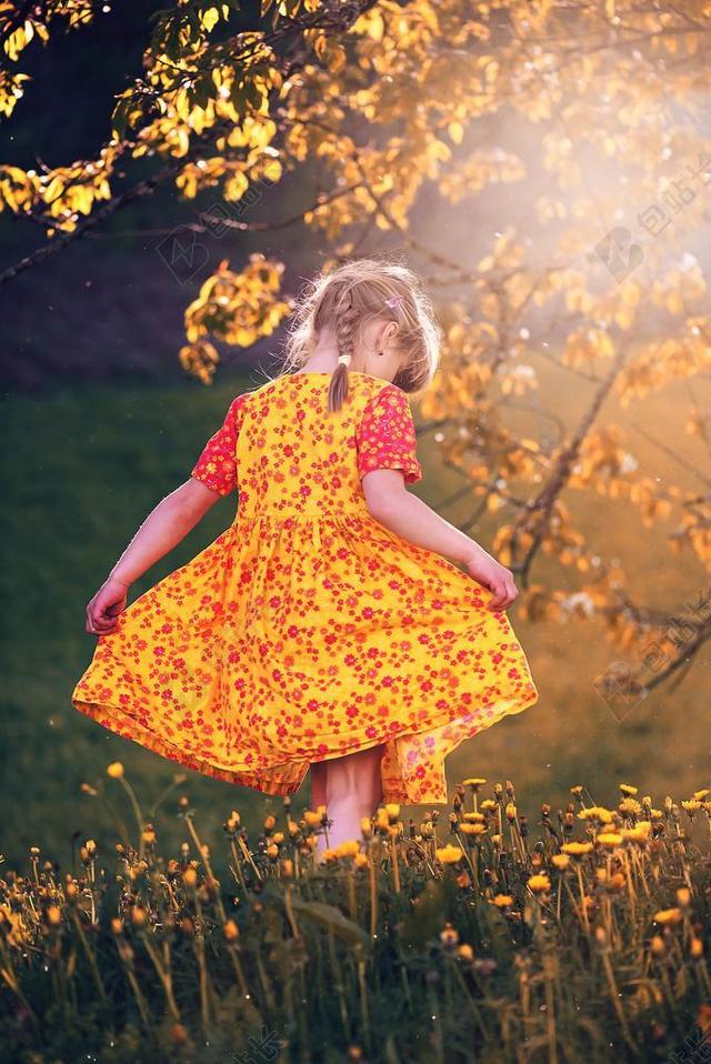 人 人的 孩子 女孩 服饰 草地 性质 出 照明 舞蹈