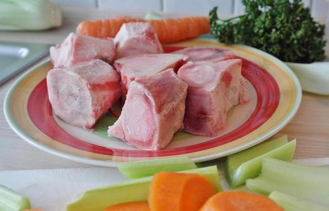 骨 骨头汤 汤 红萝卜 韭菜 午餐 食品 温暖 蔬菜 肉汤