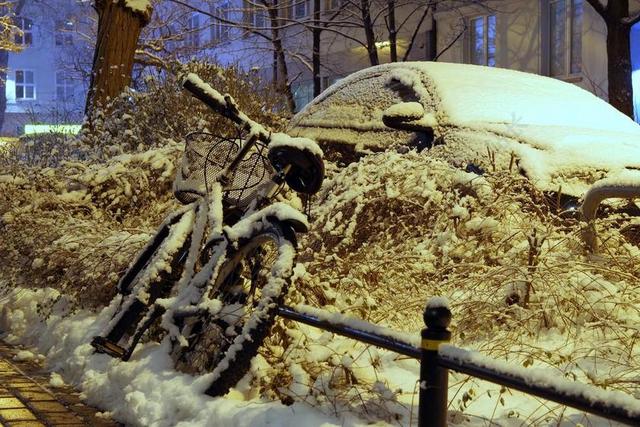 冬季 暴雪 雪 隐藏 ZASPA 路 城市 人行道 自行车