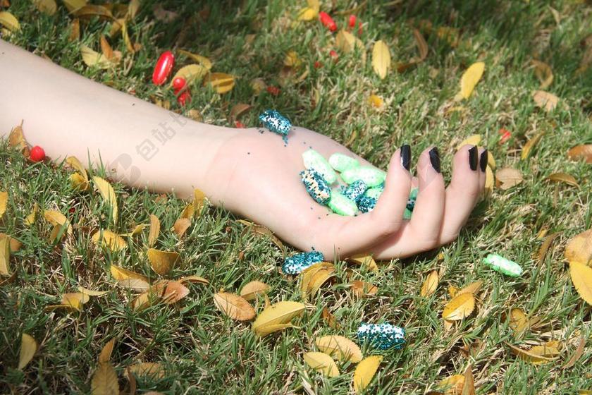 绝望郁闷抑郁伤害伤心疼痛失败草地上一只手背景图片