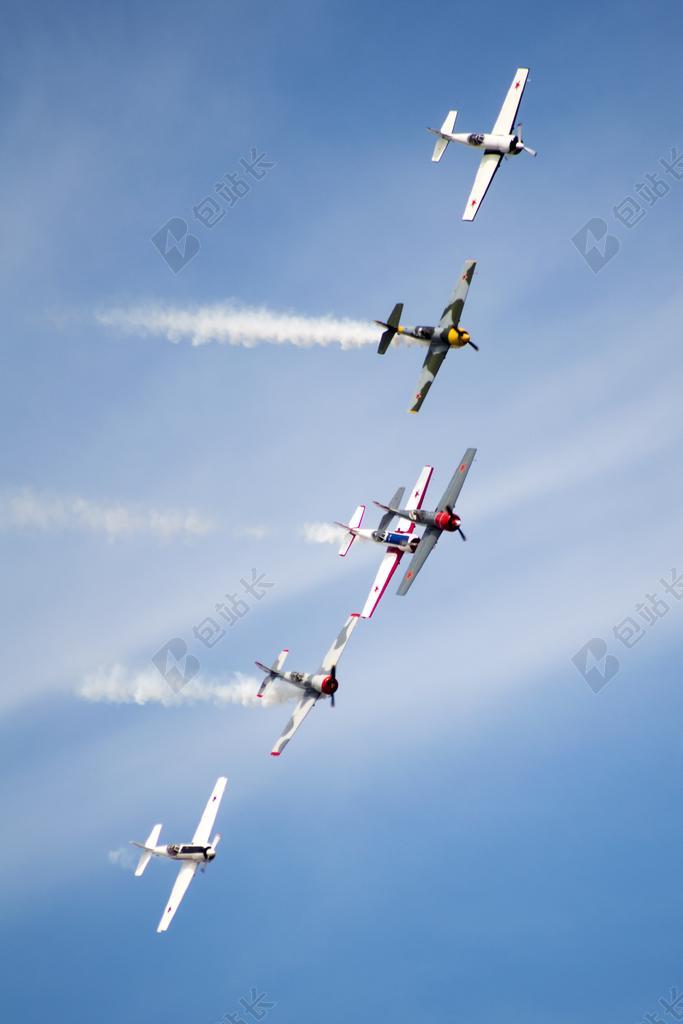 蓝色天空飞翔的飞机团队背景图片