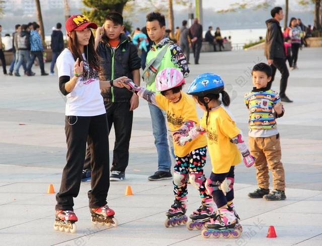 滑轮的年轻小孩子开心玩兴趣爱好背景图片