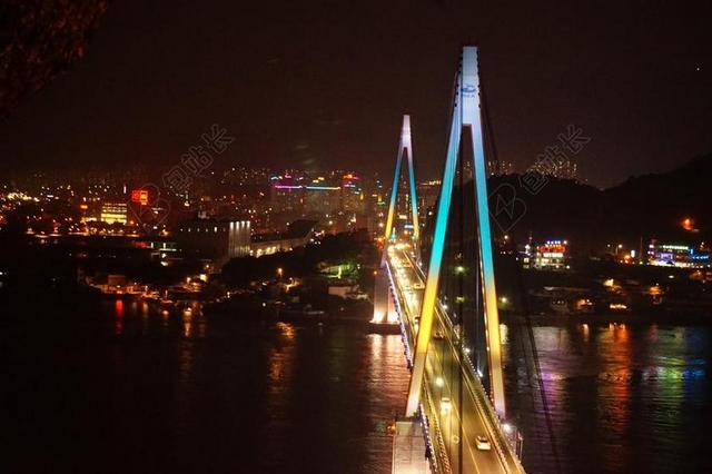 丽水石头山桥夜景城市灯发达地区背景图片
