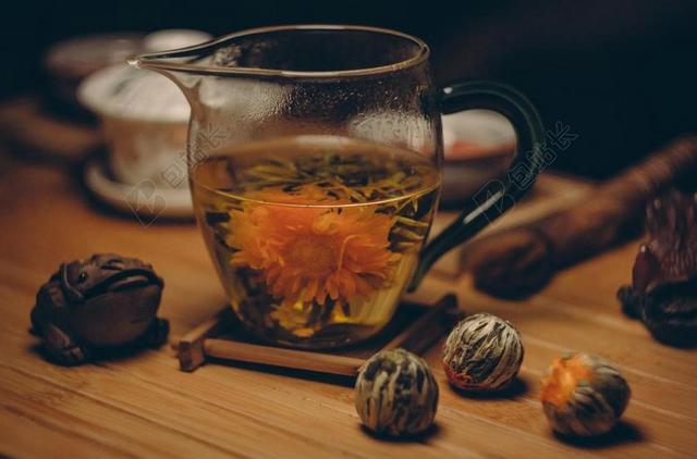 物品休闲桌子上的茶和茶具背景图片