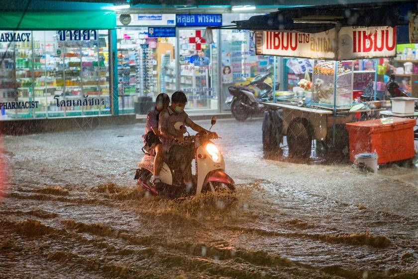 雨 重 洪水 极端 天气 坏 水 风暴 湿 城市 黑暗