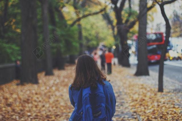 蓝色人户外蓝衣少女背景图片