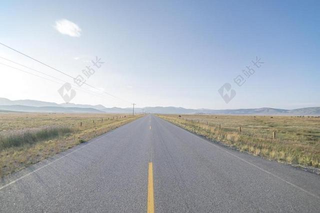 交通景观荒芜的荒漠中的公路背景图片