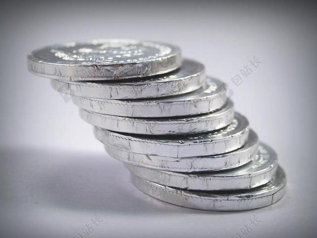 金融垛堞的银色硬币背景图片