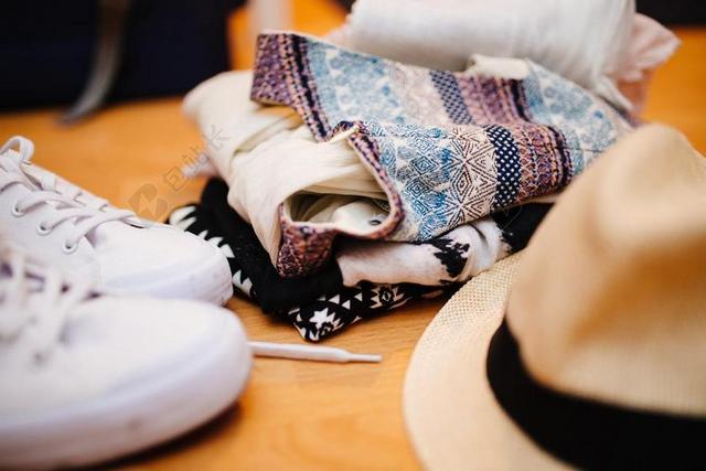 桌子上鞋子帽子布料服装店经营商业背景图片