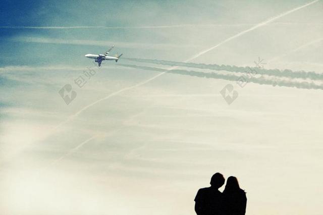 天空上飞机飞过夫妇二人再看背景图片